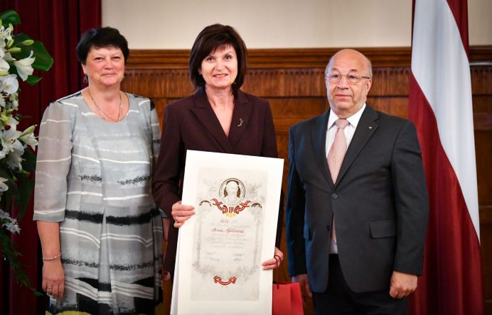 Ata Kronvalda balva ģimnāzijas ķīmijas skolotājai