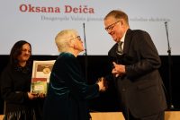 Oksana Deiča saņem Draudzīgā Aicinājuma</br>balvu “Par mūža ieguldījumu izglītībā”