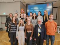 Daugavpils Valsts ģimnāzijā viesojas LU politikas zinātnes profesore Žaneta Ozoliņa